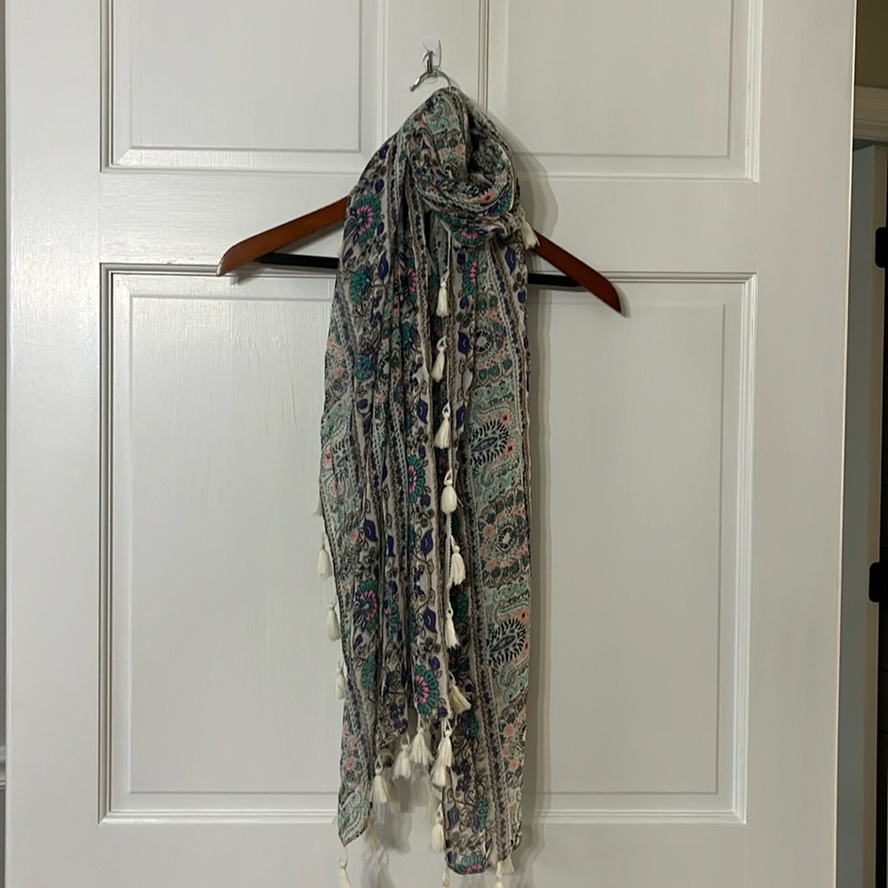 American Eagle Lightweight Warm Weather Scarf or Wrap